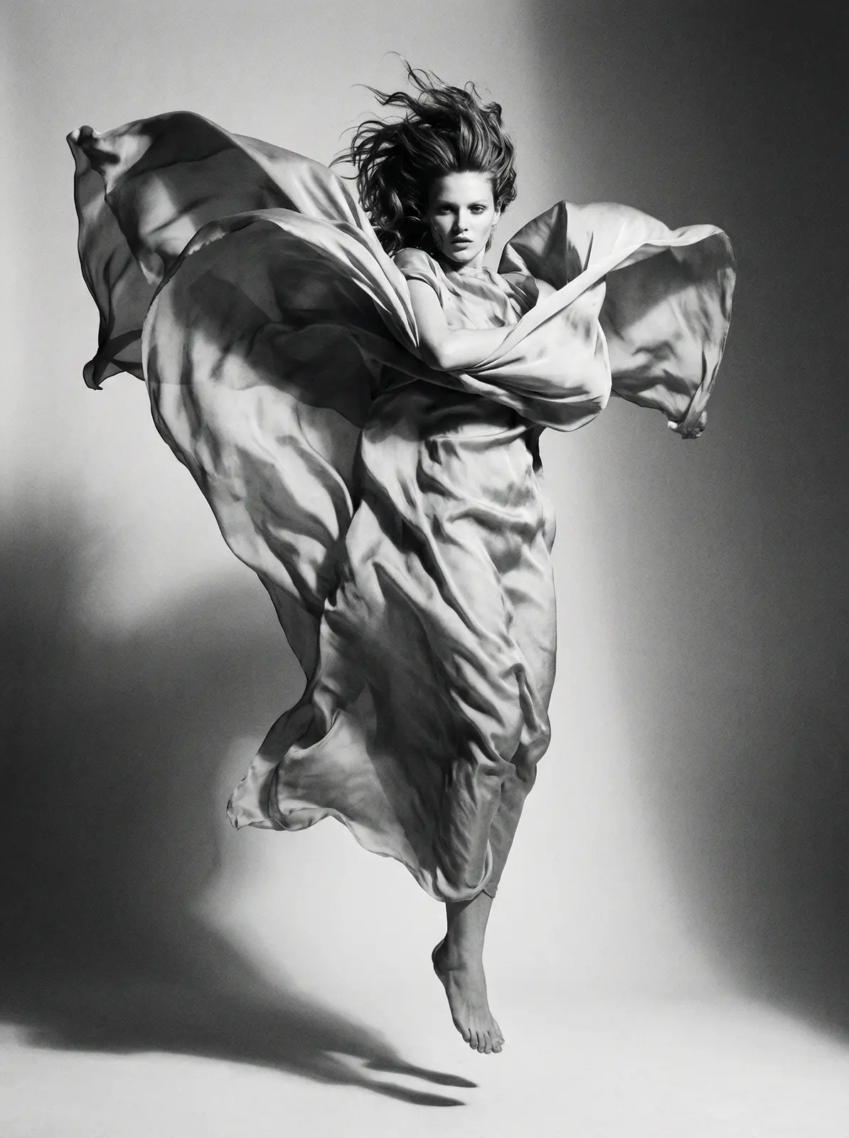 乐动体育平台 灵感橱窗 流动面料艺术摄影